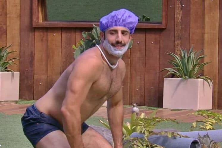Kaysar pede clareamento no bumbum e o exibe no BBB18
