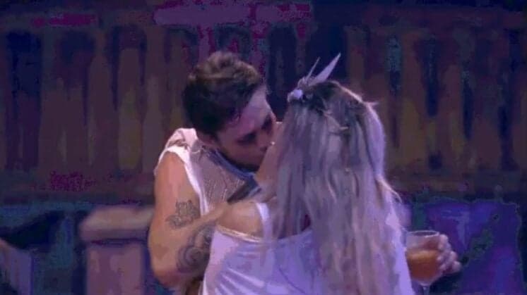 BBB18: Breno beija Jaqueline e Ana Clara ameaça colocá-lo no paredão após DR