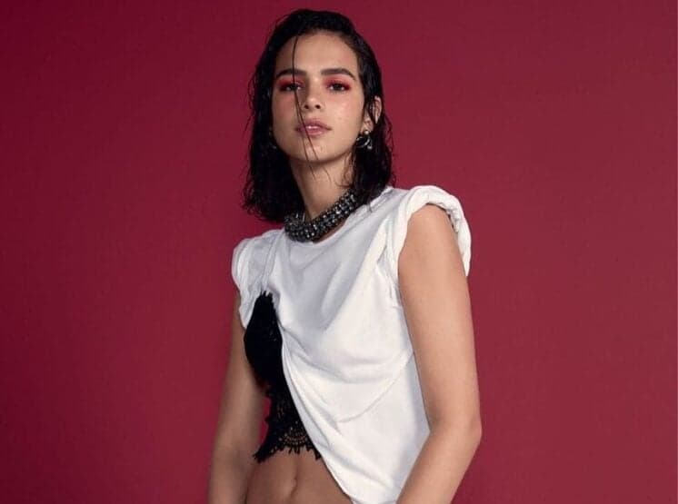 Bruna Marquezine posa de lingerie e causa alvoroço na web