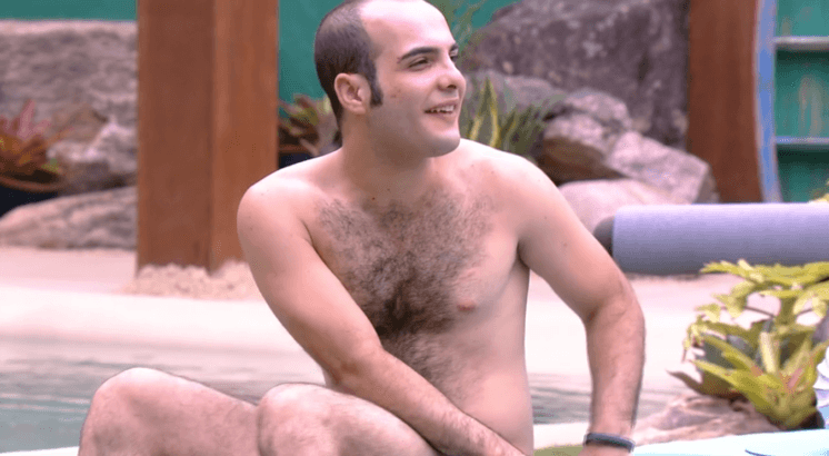 Ex-BBB Mahmoud causa polêmica em rede social ao mostrar bumbum de fora