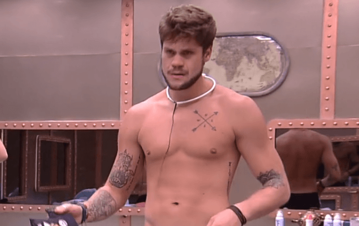 Breno tira a roupa e quase mostra tudo no BBB18