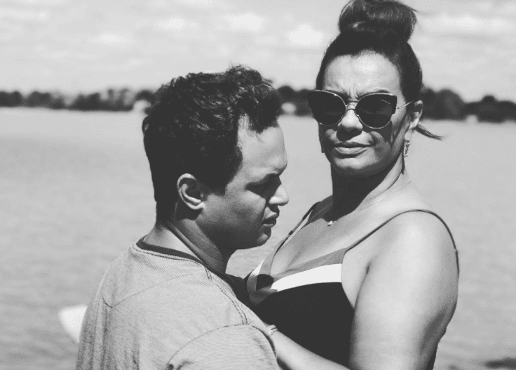Solange Couto termina o casamento e anuncia que vai curtir o Carnaval