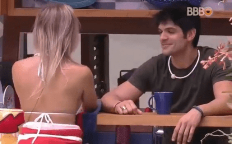 Lucas e Jéssica insinuam momento quente às escondidas no BBB18