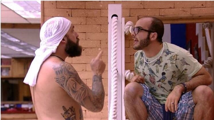 BBB18: Caruso coloca o dedo na cara de Mahmound, o chama de moleque e o clima esquenta