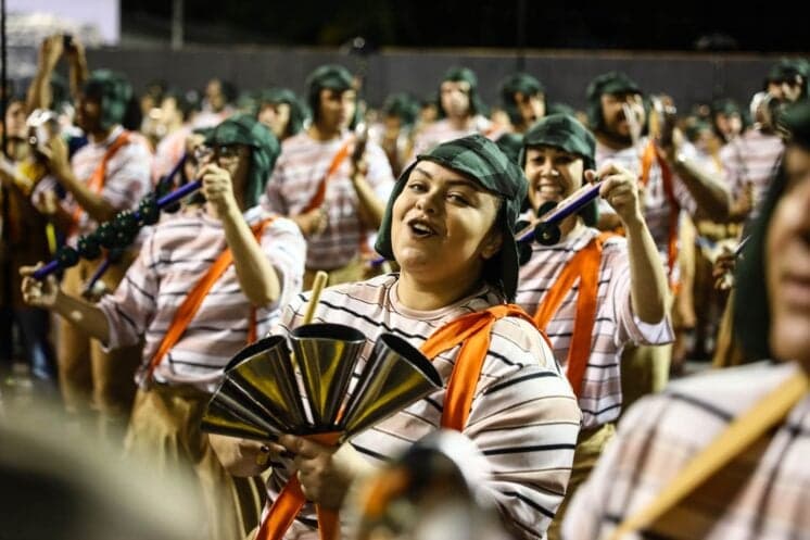 Escola de samba fala sobre o México e encanta ao homenagear Roberto Bolaños
