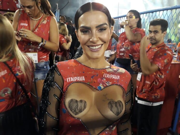 Cleo Pires choca com look ousado, deixa seio à mostra e explica motivo