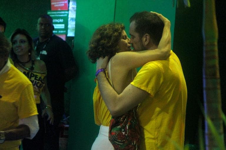 Debora Bloch beija muito na Sapucaí (Marcello Sá Barretto - Brazil News)