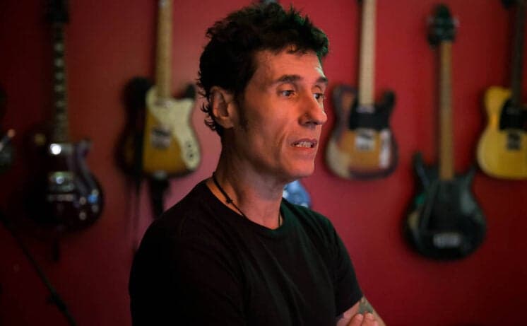 Após fã ser agredido e expulso de show, Dinho Ouro Preto explica motivo do atraso da banda Capital Inicial