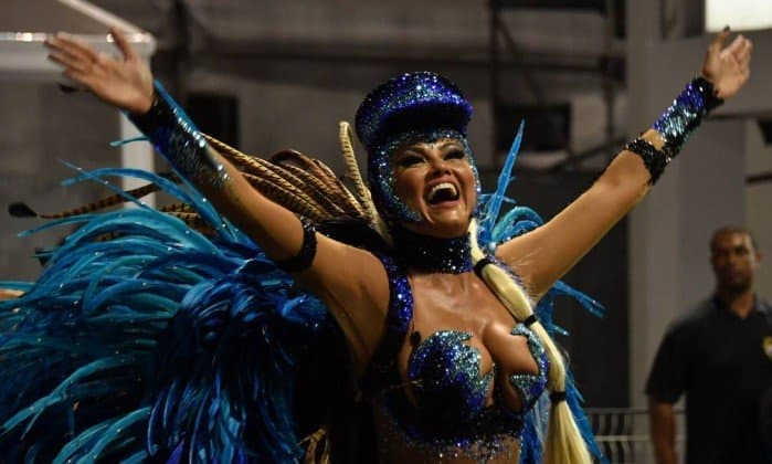 Ellen Roche diz que vai desfilar quase pelada neste carnaval