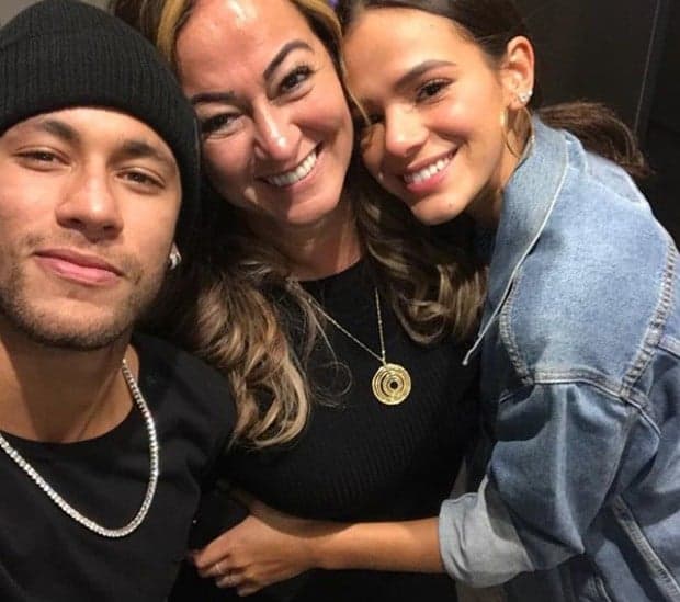 Após rumores de rejeição, Bruna Marquezine ganha benção da mãe de Neymar