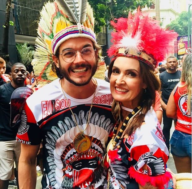 Após polêmica de Túlio Gadelha, Fátima Bernardes usa fantasia de índia
