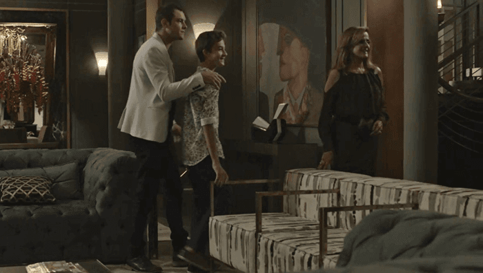 Família de Lívia (Grazi Massafera) recebe Mariano (Juliano Cazarré) (Foto: Divulgação/Globo) Família de Lívia (Grazi Massafera) recebe Mariano (Juliano Cazarré) (Foto: Divulgação/Globo)