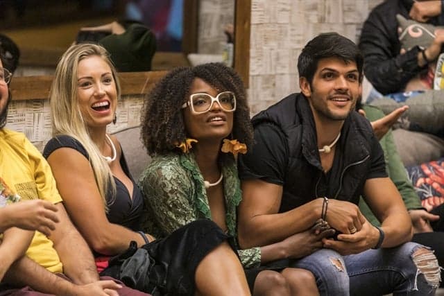 Eliminada do BBB18, Nayara diz que "gosta muito de Lucas" e revela para quem torce