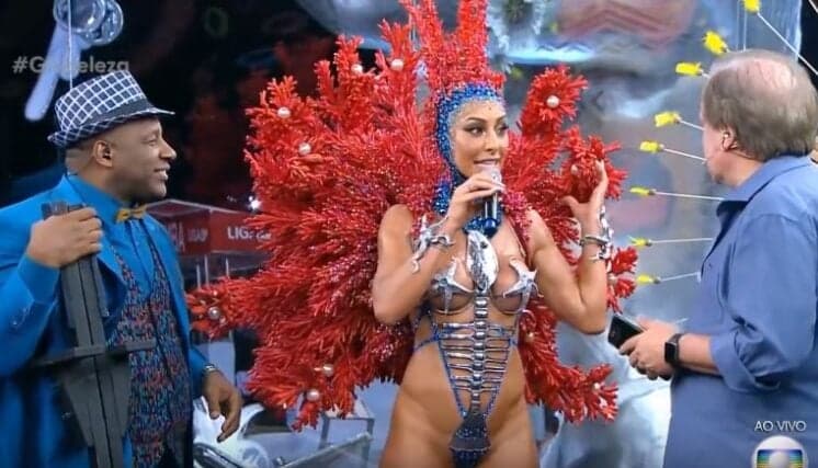 Apresentadora da Record, Sabrina Sato é destaque no estúdio da Globeleza