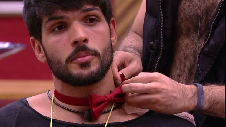 BBB18: Após voltar do paredão, Mahmoud coloca gravata em Lucas, que faz "declaração"