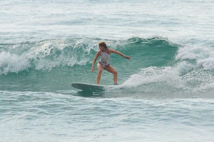 Isabella Santoni "vira" surfista e dispara: "Adoro levar um caldo"