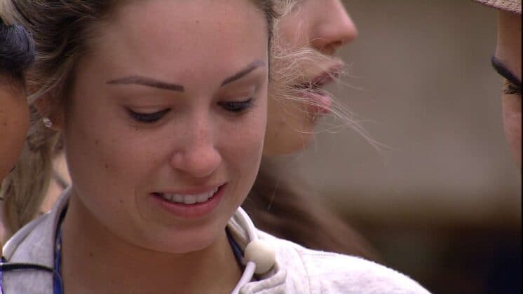 BBB18: Jéssica abre presente, não segura emoção e cai no choro