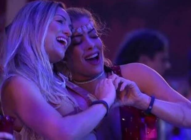 Ex-BBB Jaqueline confessa que deveria ter beijado Jéssica