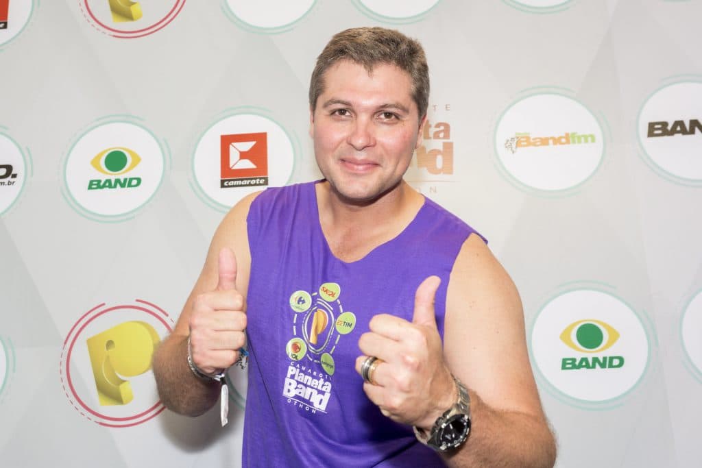 Joel Datena curte carnaval e revela ser fã de sertanejo de raiz