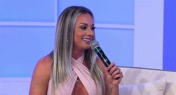 Juju Salimeni arranca suspiros ao posar completamente nua e surpreende com corpão
