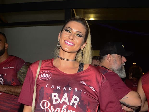 Lívia Andrade curte o Carnaval 2018 sem o marido e explica o motivo