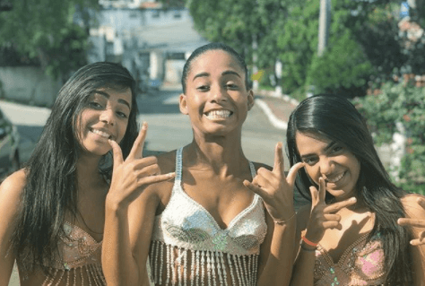 MC Loma revela quais são os atores mais bonitos e fala sobre primeiro beijo