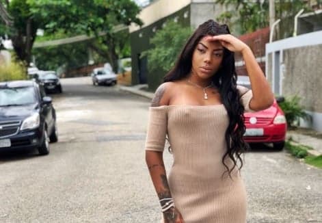 Ludmilla é flagrada aos beijos com novo affair e 'mão boba' chama a atenção