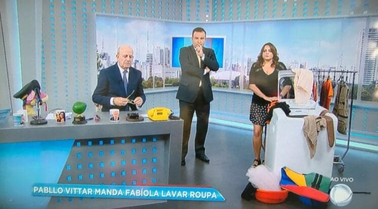 Fabíola Reipert atende pedido de Pabllo Vittar e lava roupa suja ao vivo na Record