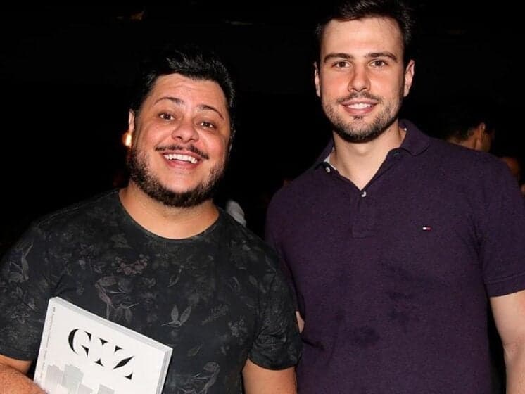 Marcus Majella curte férias com o namorado bonitão em Trancoso