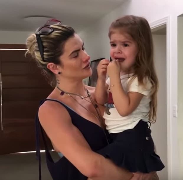 Mirella Santos e a filha Valentina choram muito ao saberem de morte de cãozinho