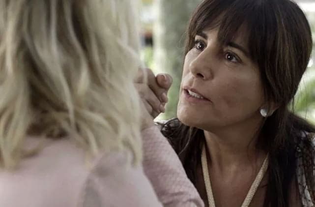 O Outro Lado do Paraíso: Beth bate em Jô e dispara: "tá só começando"