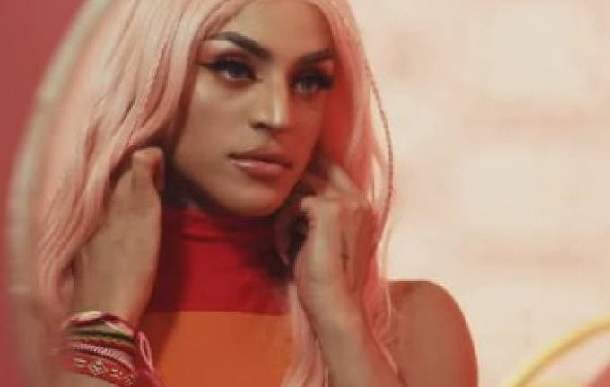 Pabllo Vittar estreia na Sapucaí e se emociona
