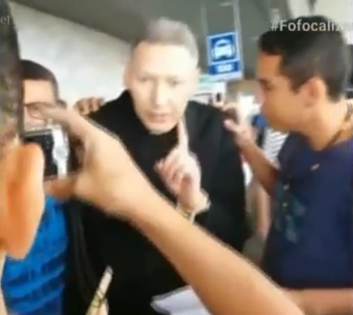 Padre Marcelo Rossi ignora fãs em aeroporto, se nega a dar autógrafos e é criticado