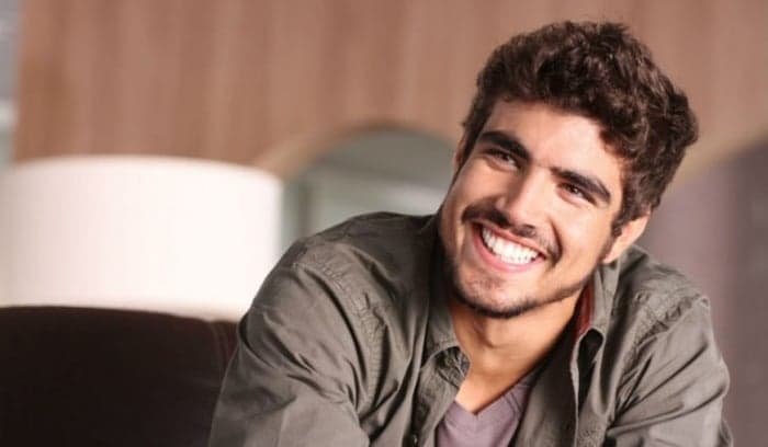 De lacinho e usando saia, Caio Castro 'se joga' no Carnaval e surge como você nunca viu