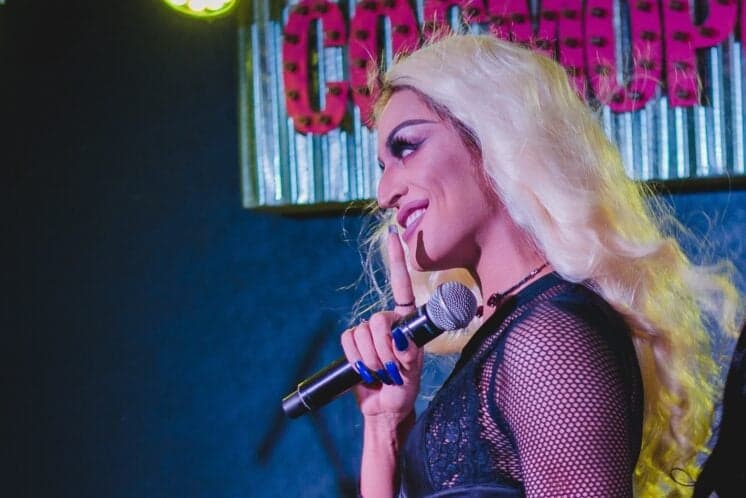 Pabllo Vittar aparece disfarçada em metrô de São Paulo e promove show surpresa