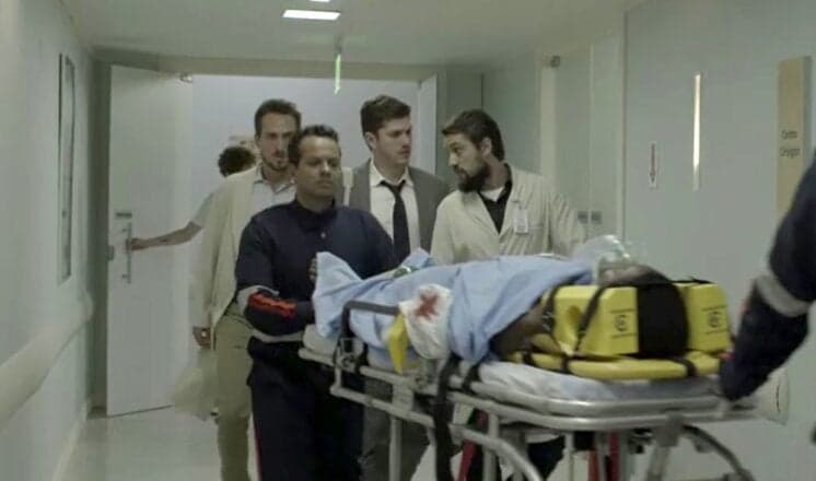 Atropelada em O Outro Lado do Paraíso, Raquel corre risco de ficar paraplégica