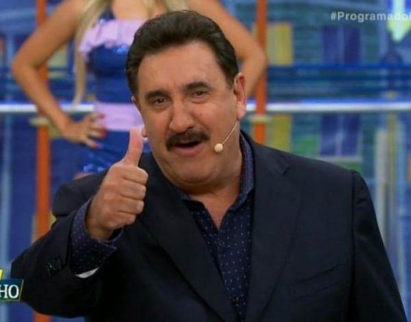 Programa do SBT realiza casamento de bailarina de Silvio Santos e Ratinho é um dos padrinhos