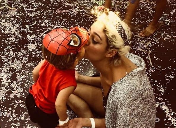 Sophie Charlotte se despede do Carnaval com selinho no filho e encanta a web