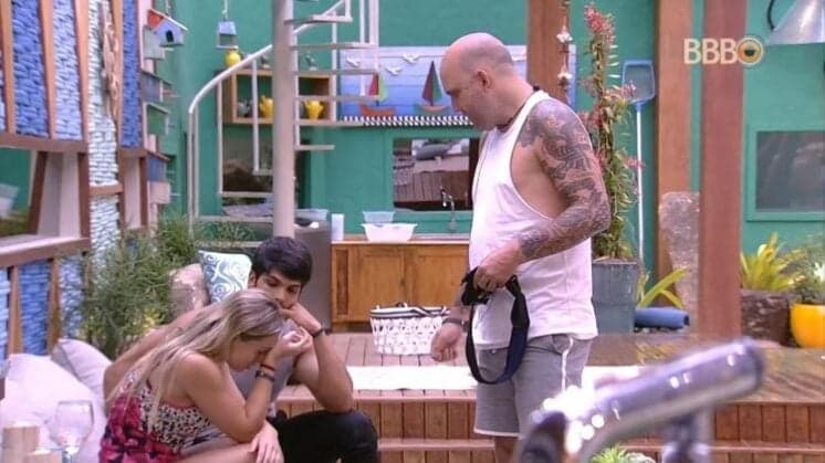 BBB18: Jéssica chora muito após levar susto de Caruso