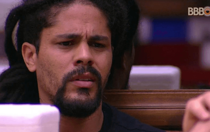 BBB18: Paula corta cabelo de Viegas e brother dispara: "Já cortou errado"