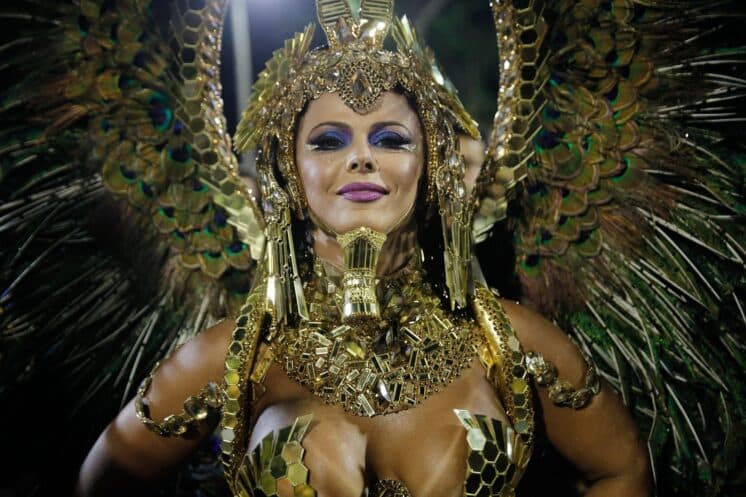 Viviane Araújo vive rainha-faraó à frente de bateria e encanta foliões