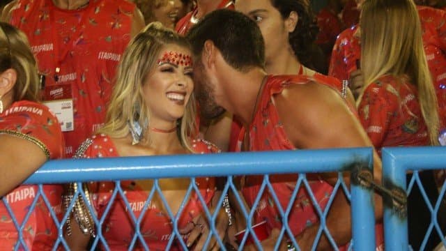 Jaque flagrada em clima de romance com moreno (Foto: Cleomir Tavares/Divulgação/Camarote Itaipava)