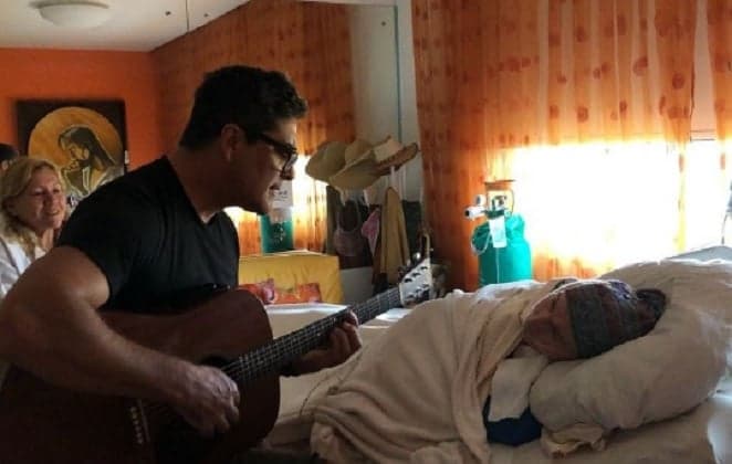 Namorado de Xuxa emociona ao aparecer tocando para sogra