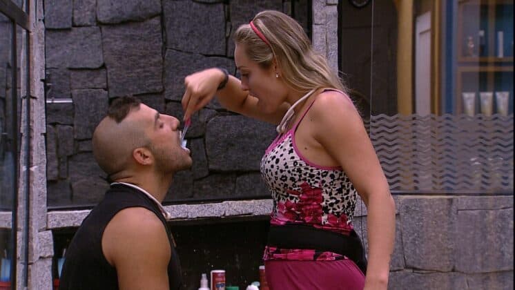 Romance? Jéssica escova os dentes de Kaysar no BBB18 e depois pede beijo de boa noite