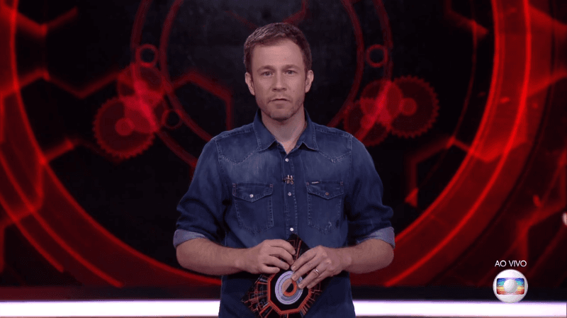 Tiago Leifert no comando do BBB18 (Foto: Reprodução/Globo)