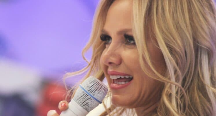 Jojo Todynho entra no palco e Eliana cai durante gravação no SBT; assista