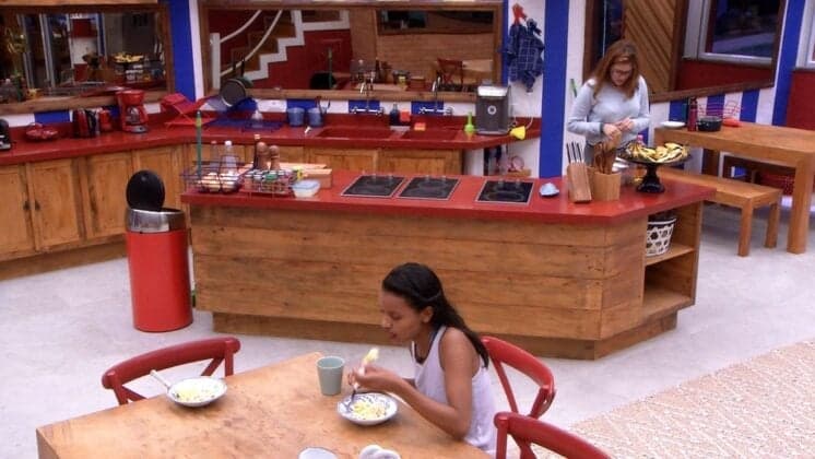 Ayrton é eliminado da Prova do Anjo e Ana Clara rouba leite do Tá com Nada no BBB18
