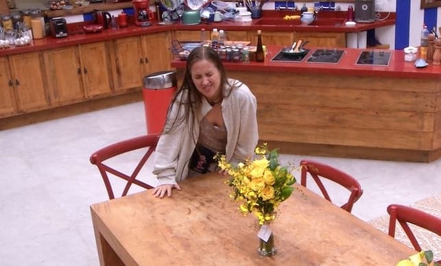 Patrícia se revolta e manda colegas lavarem a louça no BBB18: "Estão esperando o que?"