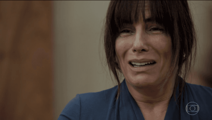 Beth surta e quebra tudo na casa de Clara em O Outro Lado do Paraíso