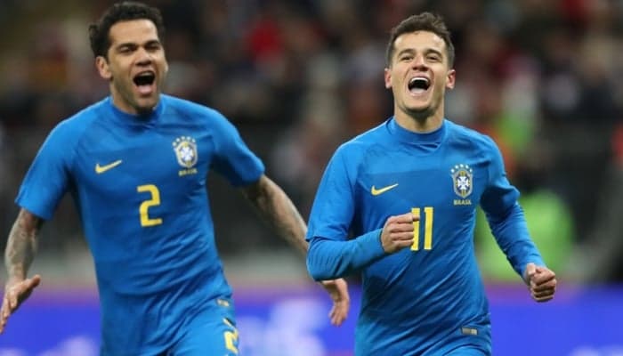 Os jogadores Daniel Alvs e Philippe Coutinho no amistoso Rússia x Brasil (Foto: Lucas Figueiredo/CBF)